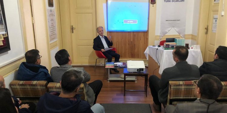 Kastamonu Türk Ocağı’nda Dîvânu Lugâti’t-Türk paneli düzenlendi