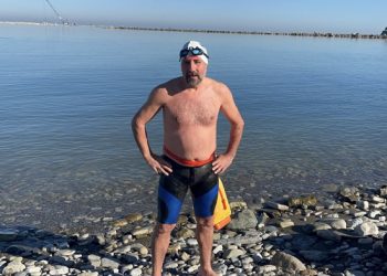 Yeni yılı buz gibi soğuk havada denize girerek karşıladı