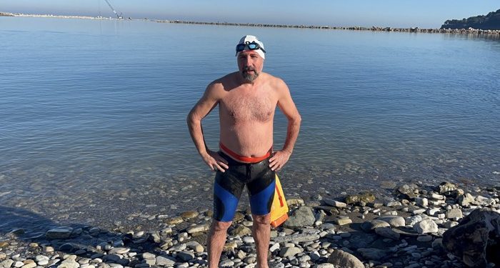 Yeni yılı buz gibi soğuk havada denize girerek karşıladı