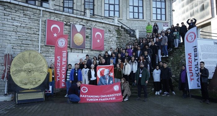 Üniversite öğrencileri İstiklal Yolu’nda yürüdü