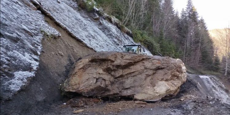 Kaya yolu kapadı