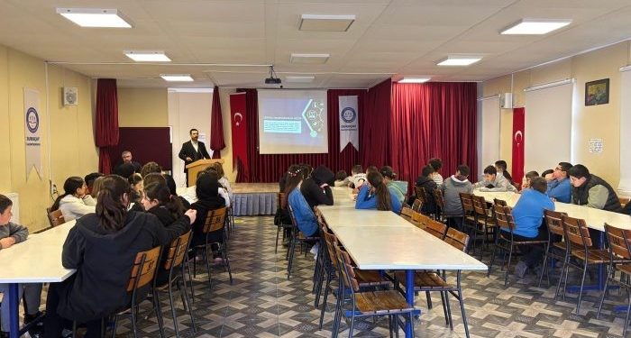 Ortaokul öğrencilerine dijital okuryazarlık ve siber zorbalık eğitimi verildi