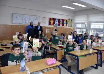 Emniyet Müdürü Ay’dan kendisine mektup gönderen öğrencilere karne hediyesi