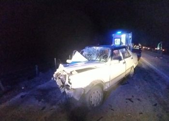 Otomobil traktörün römorkuna çarptı: 3 yaralı