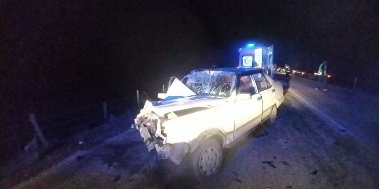 Otomobil traktörün römorkuna çarptı: 3 yaralı