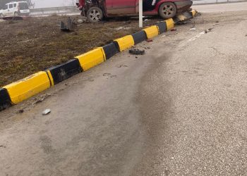 Otomobil çekiciyle çarpıştı: 4 yaralı