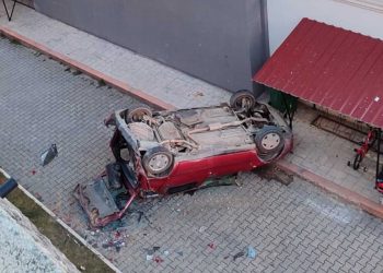 Yanlışlıkla geri vitese aldığı otomobil istinat duvarından düştü: 2 yaralı