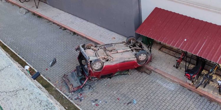 Yanlışlıkla geri vitese aldığı otomobil istinat duvarından düştü: 2 yaralı