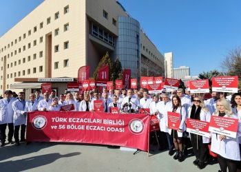 Eczacılardan basın açıklaması: Sağlık kapınız açık kalsın