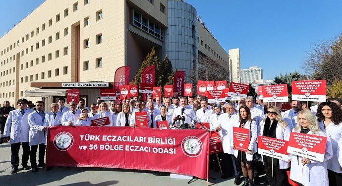 Eczacılardan basın açıklaması: Sağlık kapınız açık kalsın