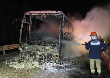 Seyir halindeki yolcu otobüsü yandı