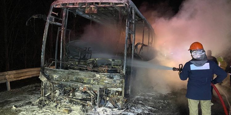 Seyir halindeki yolcu otobüsü yandı