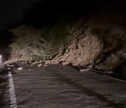 Heyelan: Cide-Doğanyurt yolu ulaşıma kapandı