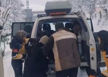 Hasta kadın paletli ambulansla hastaneye ulaştırıldı