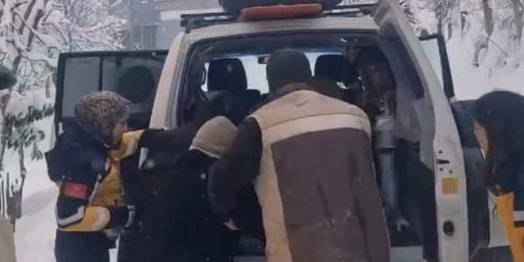 Hasta kadın paletli ambulansla hastaneye ulaştırıldı