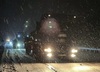 Araçlar yolda mahsur kaldı