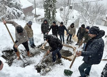Kar kalınlığının 1 metreyi aştığı köyde zorlu defin işlemi