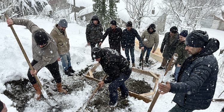 Kar kalınlığının 1 metreyi aştığı köyde zorlu defin işlemi