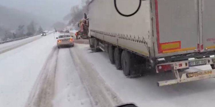 Ilgaz Dağı’nda ağır tonajlı araçlar yolda kaldı