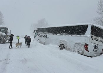 Yolcu otobüsü kara saplandı