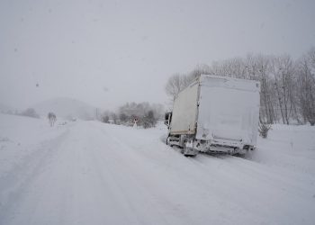 Yoğun kar yağışı nedeniyle araçlar yolda mahsur kaldı