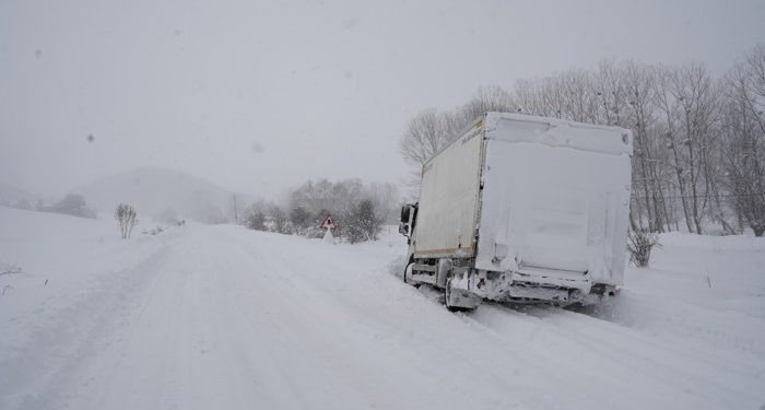 Yoğun kar yağışı nedeniyle araçlar yolda mahsur kaldı