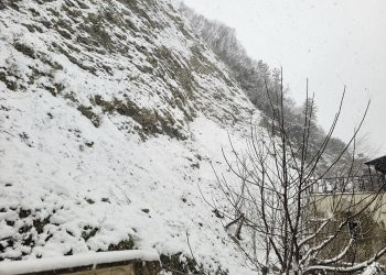 Dağdan kopan taşlar yola düştü: 3 bina tahliye edildi