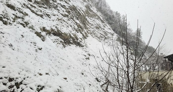 Dağdan kopan taşlar yola düştü: 3 bina tahliye edildi