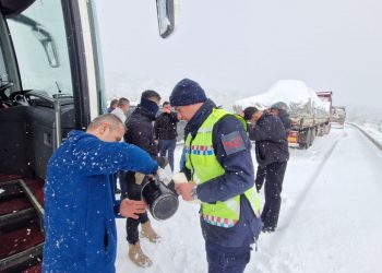 Jandarmadan yolda mahsur kalanlara sıcak yiyecek ve içecek ikramı