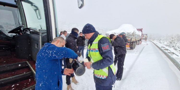 Jandarmadan yolda mahsur kalanlara sıcak yiyecek ve içecek ikramı