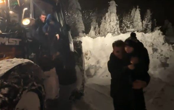 Köyde hastalanan çocuk için seferber oldular