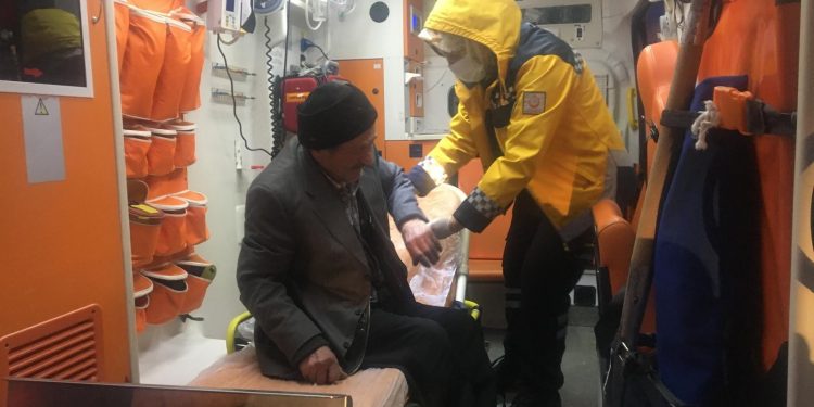 Karla kaplanan köylerde mahsur kalan hastalar için seferber olundu