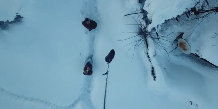 Yolu kapanan köydeki hasta için ilginç çözüm: Dron şifa için uçtu