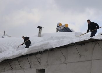 Kalınlığı 2 metreyi aşan kar Küre’de hayatı felç etti