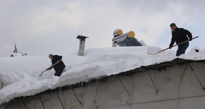 Kalınlığı 2 metreyi aşan kar Küre’de hayatı felç etti