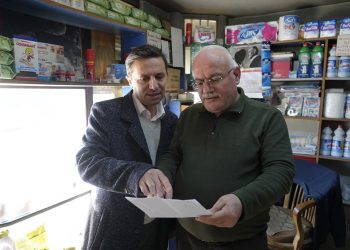 Gizemli hayırsever, 3 bakkalın veresiye defterindeki borçları ödedi