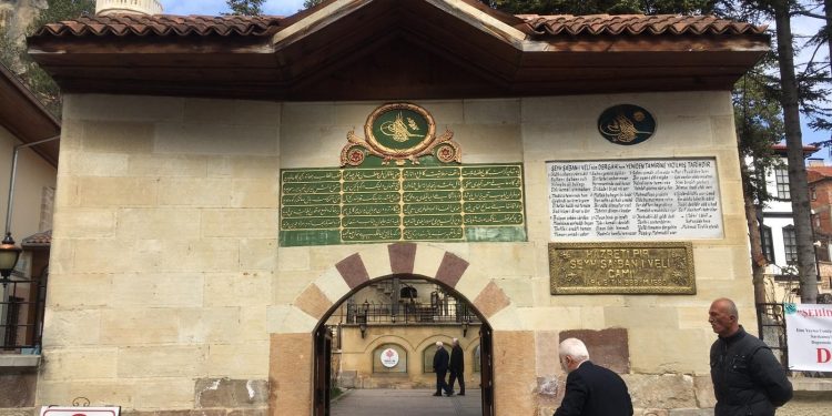 3 camide teravih namazı hatimle kılınacak