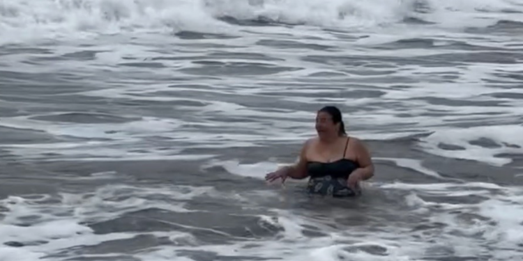 Gülnur Öğretmen’in deniz tutkusu soğuk yine soğuk dinlemedi