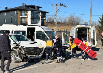 Minibüs ile hafif ticari araç çarpıştı: 4 yaralı