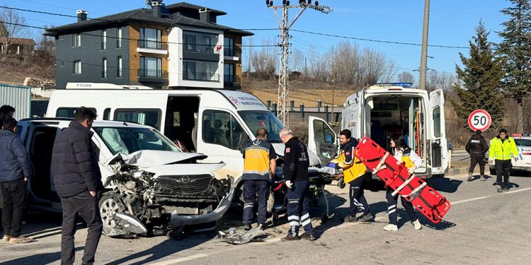 Minibüs ile hafif ticari araç çarpıştı: 4 yaralı