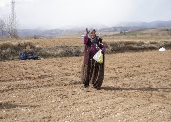 “Sarımsak tarlasına düğüne gider gibi geliyorum”