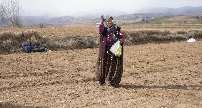 “Sarımsak tarlasına düğüne gider gibi geliyorum”
