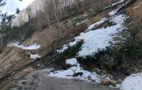 Heyelan nedeniyle 4 köy yolu ulaşıma kapandı