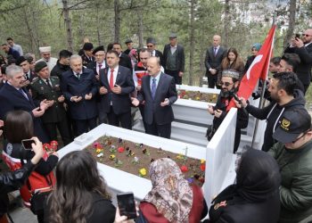 Şehitler kabirleri başında anıldı