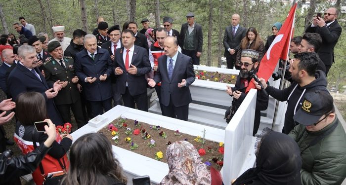 Şehitler kabirleri başında anıldı