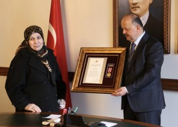 Şehit annesi gözyaşlarına hakim olamadı