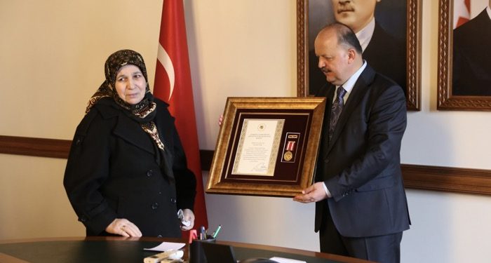 Şehit annesi gözyaşlarına hakim olamadı