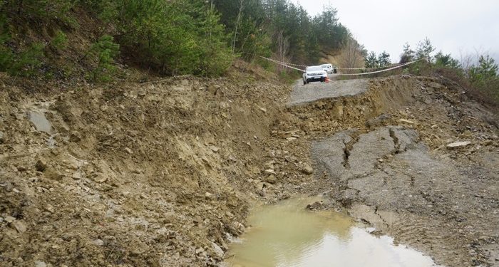 Heyelan sonrası köylerin birbirine olan bağlantısı kesildi