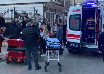 Motosiklet ile otomobil kafa kafaya çarpıştı: 4 yaralı