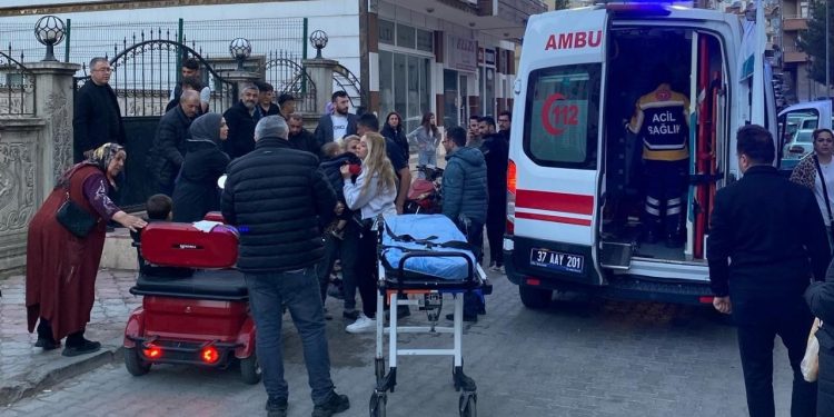 Motosiklet ile otomobil kafa kafaya çarpıştı: 4 yaralı